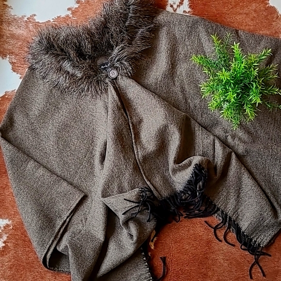 ⭐ $5 Fuzzy Faux Fur-Lined Poncho/Cape With Button and Tassels One Size Fits Most - Picture 1 of 9